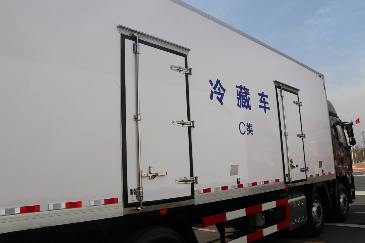FAW Jiefang CA5320 J6P Heavy Truck Refrigerated Truck Diesel 12 Gears 420 Hp 8X4 9.2m Cargo Box Three Doors