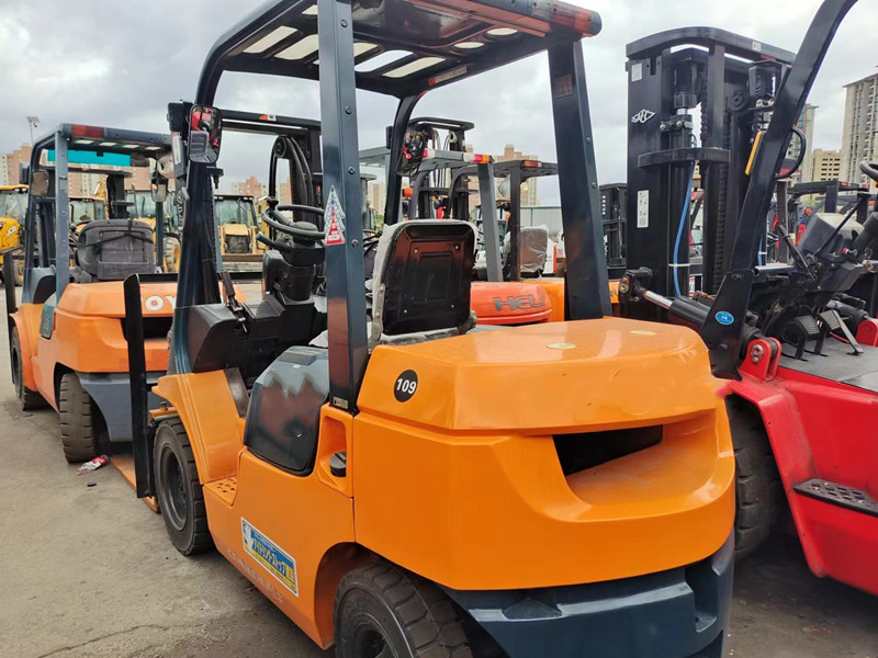 Second Hand 5.5 Tons Four Wheel Diesel Stone Forklift Lifting Height 3000mm