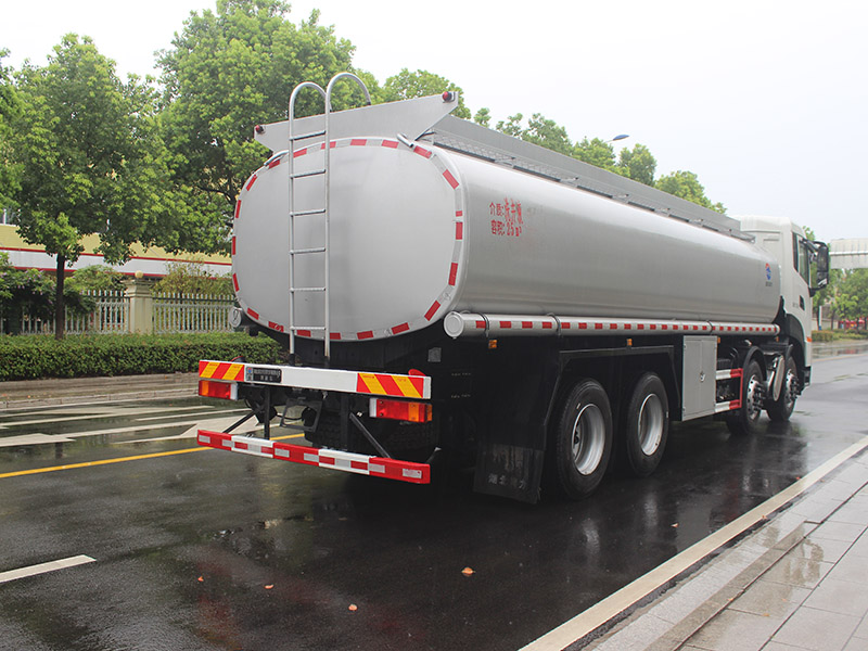 Dongfeng Huge Capacity 28 Cubic Meter Liquid Loaded Vehicle