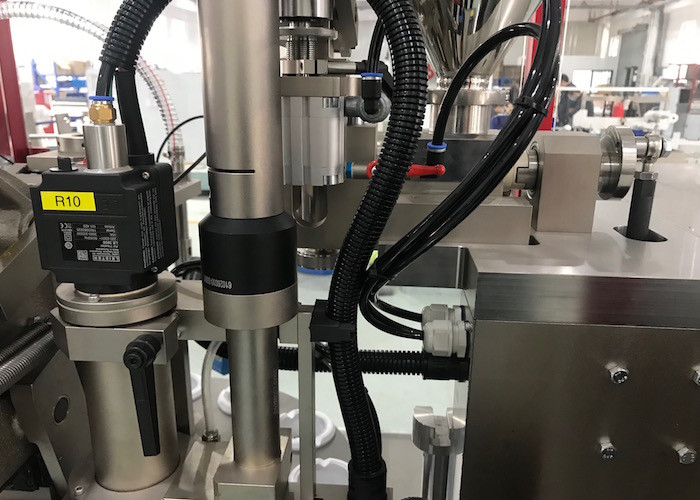Cosmetic Plastic Tube Filling Machine 80 Pieces/Min Intermittent Operating Mode