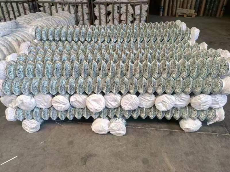 Direct Manufacturer Heavy Duty 1.5-4.5mm diameter Electro Galvanized Chain Link Fence Cyclone Wire Fence For Sale