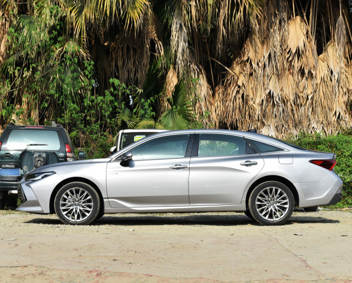 Toyota avalon 2022 dual engine 2.5L flagship version E-CVT 4 Door 5 seats 3 space car