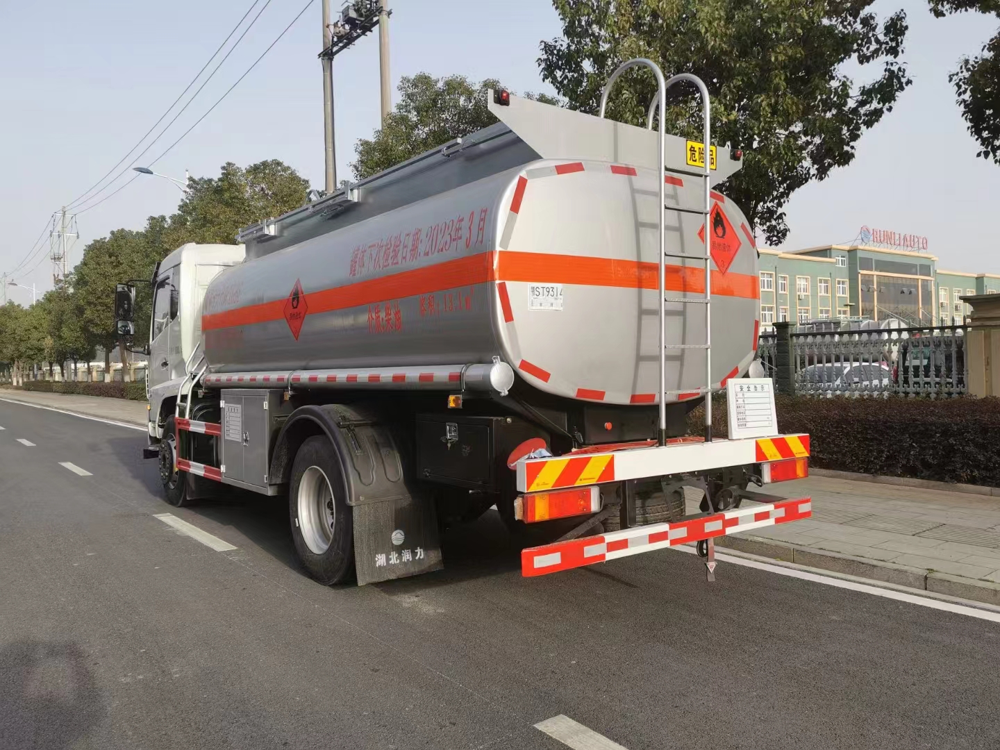 China National Heavy Duty Truck HOWO 4X4 All Wheel Drive 290HP 10CBM Oil Tank Truck