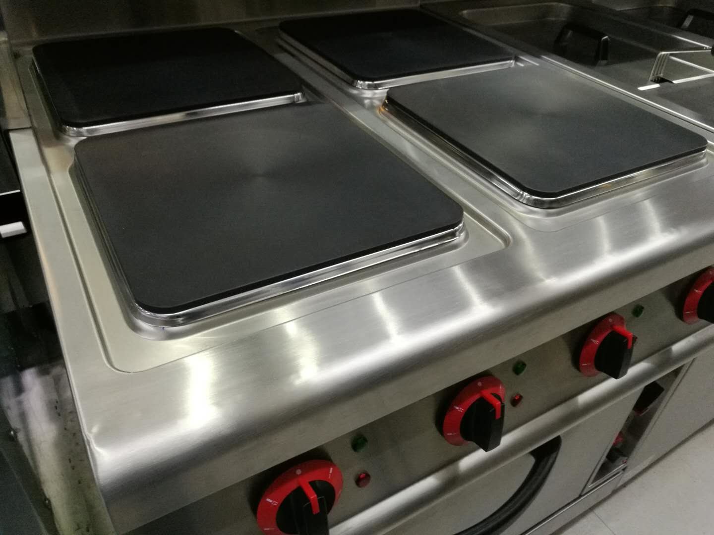Western Kitchen Equipment Commercial Gas Stove 4 Burner with Down Oven 700*700*850+70mm