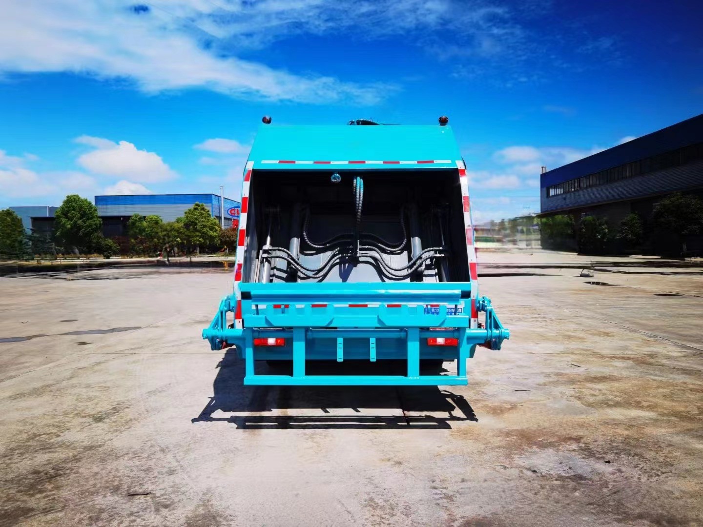 SINOTRUK HOWO 4X2 Garbage Collection Truck 8cbm Garbage Bin Cleaning Truck
