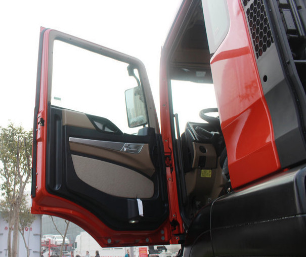 All Wheel Drive Tractor Prime Mover Truck With 371hp For 40-50T Tow Capacity
