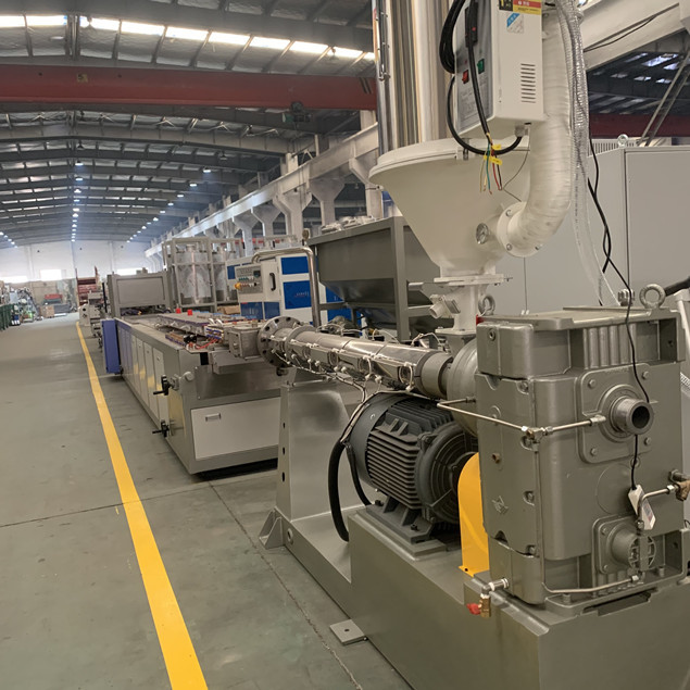 Twin Screw WPC Board Making Machine Energy Saving Horizontal Blade Feeding