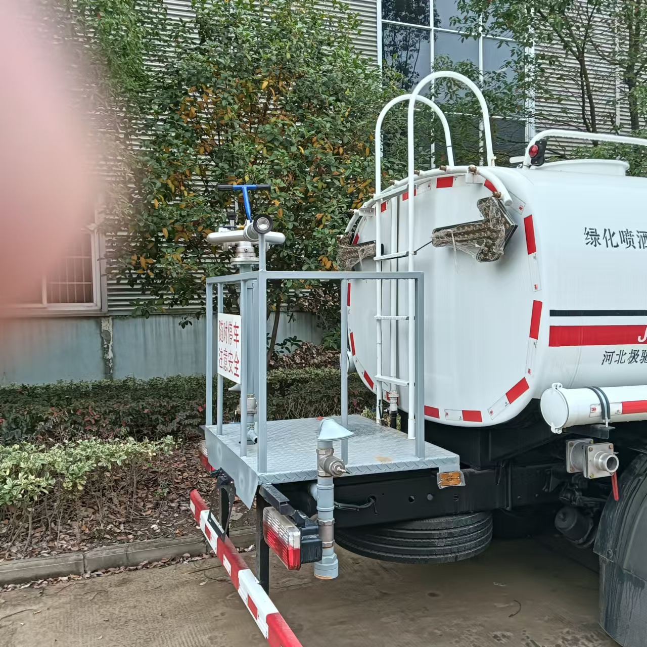DongFeng 205hp 18ton Gear Box 6 11 Cubic Meter Water Truck for Watering Plants,rushing Roads