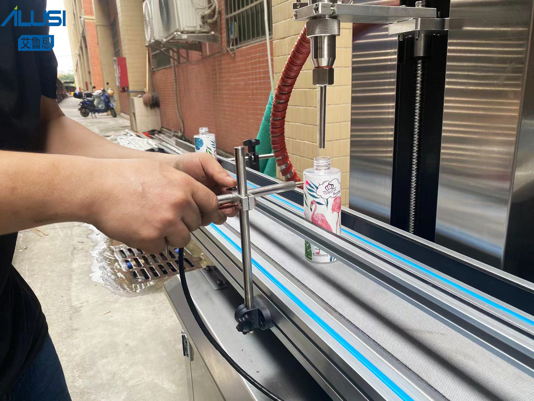 Cosmetic Cream Paste Water Bottle Filling Machine With Automatic Rotor Pump 2000bph