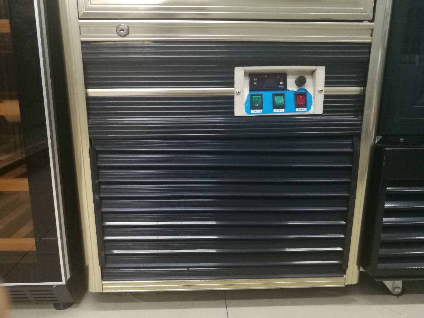 4℃~8℃ Food Warmer Showcase , Four Sided Glass Door Rotary Cake Display Cabinet Upright Refrigerator