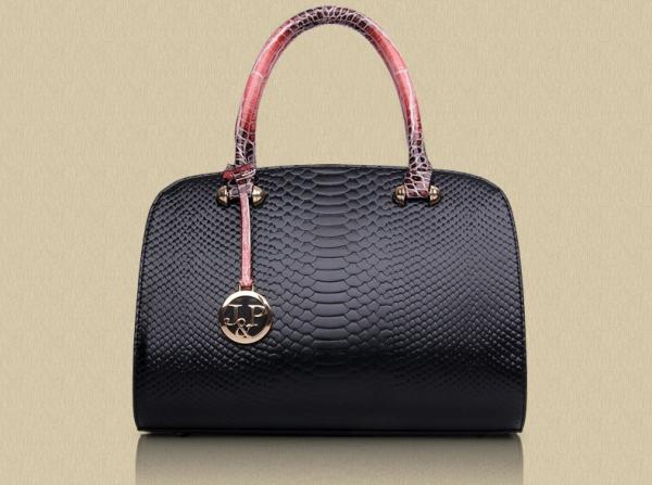 2016 new European and American fashion handbags serpentine Messenger bright skin