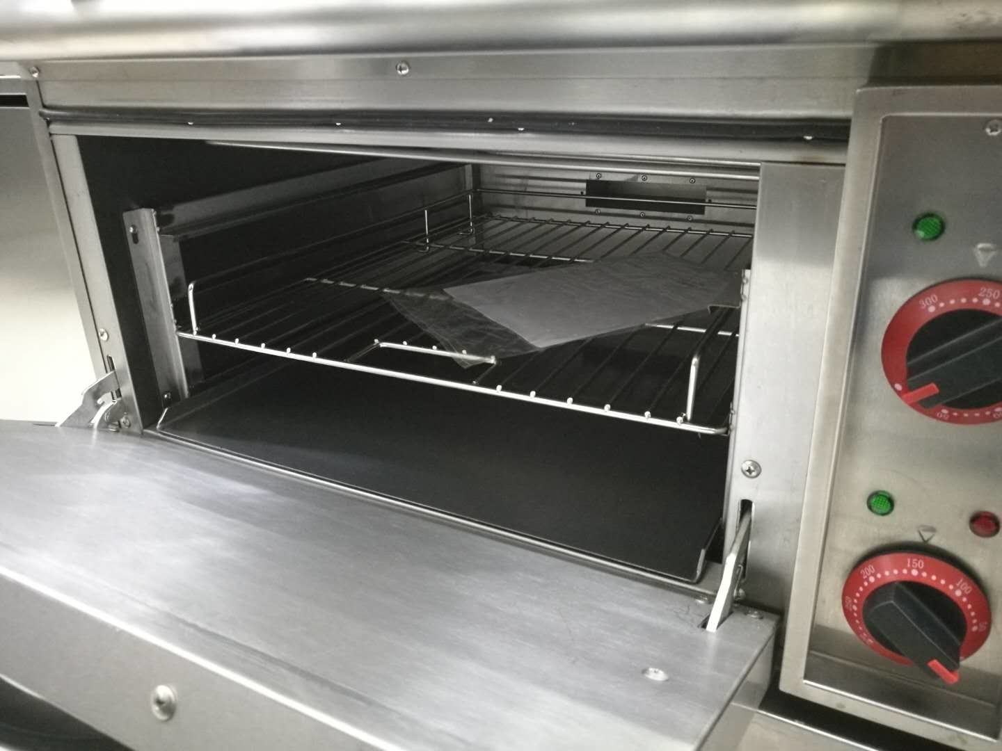 Western Kitchen Equipment Commercial Gas Stove 4 Burner with Down Oven 700*700*850+70mm