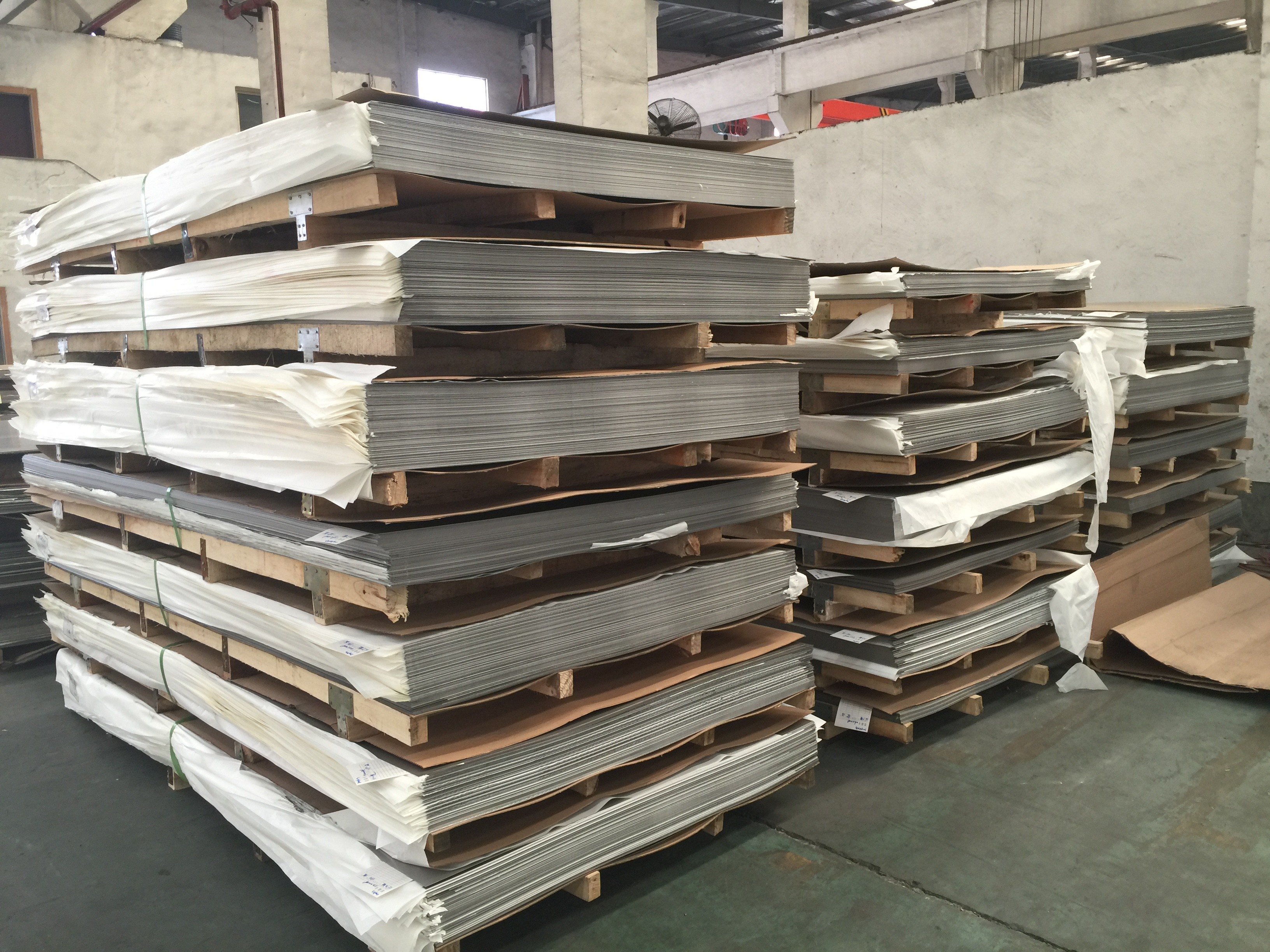 Diamond Plate 3003 5052 6061 Aluminum Checkered Plate Embossed Perforated Aluminum Sheet