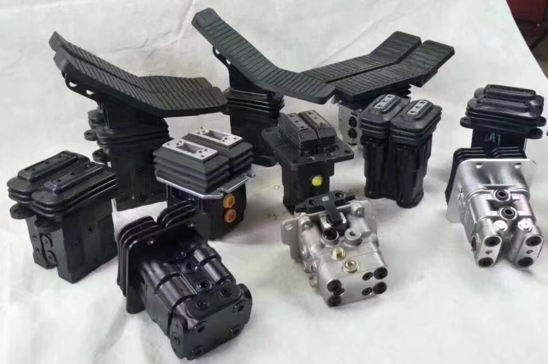Foot Pedal Valve Excavator Spare Parts 490-1012 561-7001 For Operate Breaker