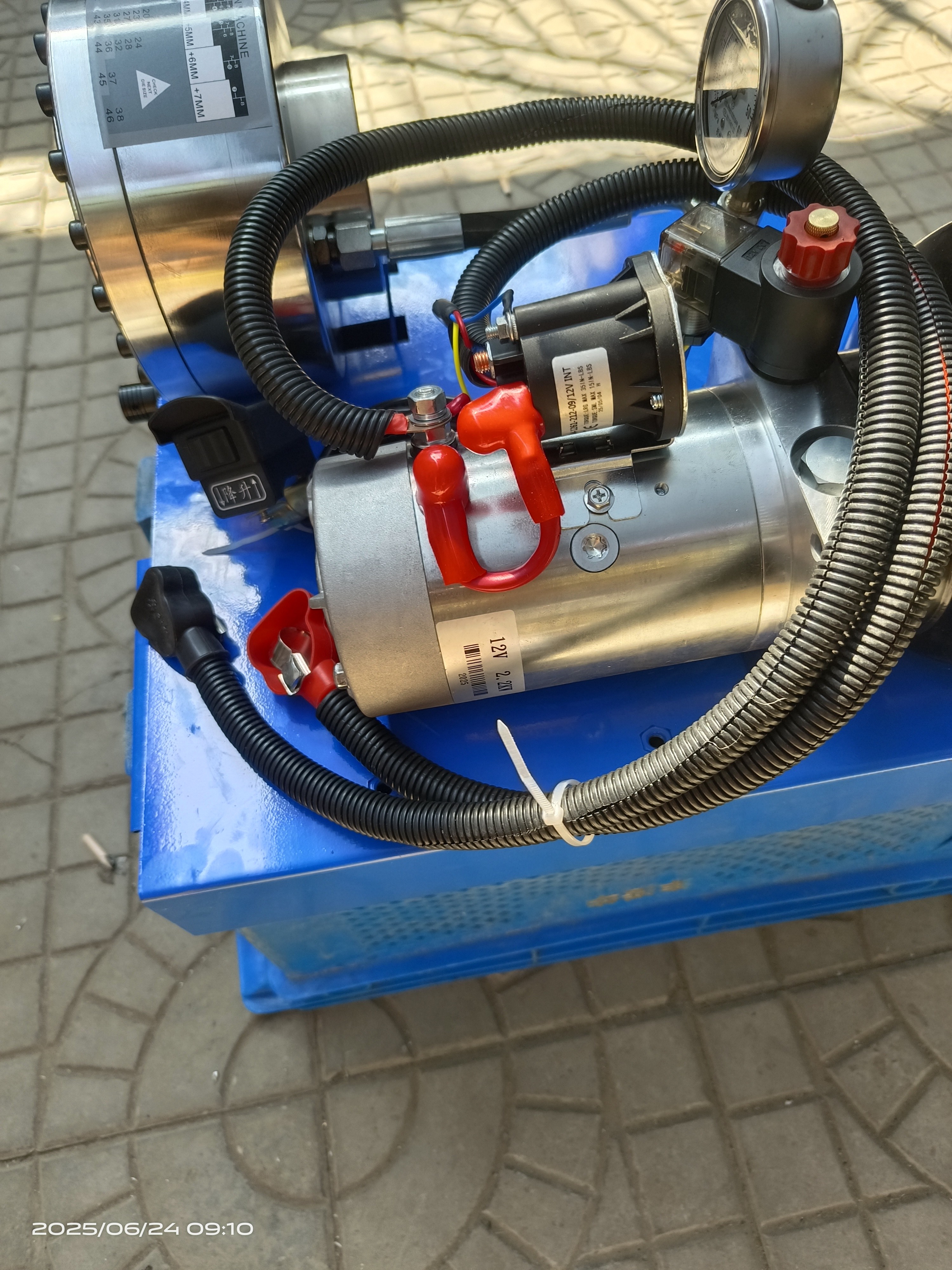 1 Inch 7 Dies 1-4 Layer Hose Hydraulic Crimping Machine / Hose Crimping Machine High Pressure 6-25mm With Blue Color 12v/24V