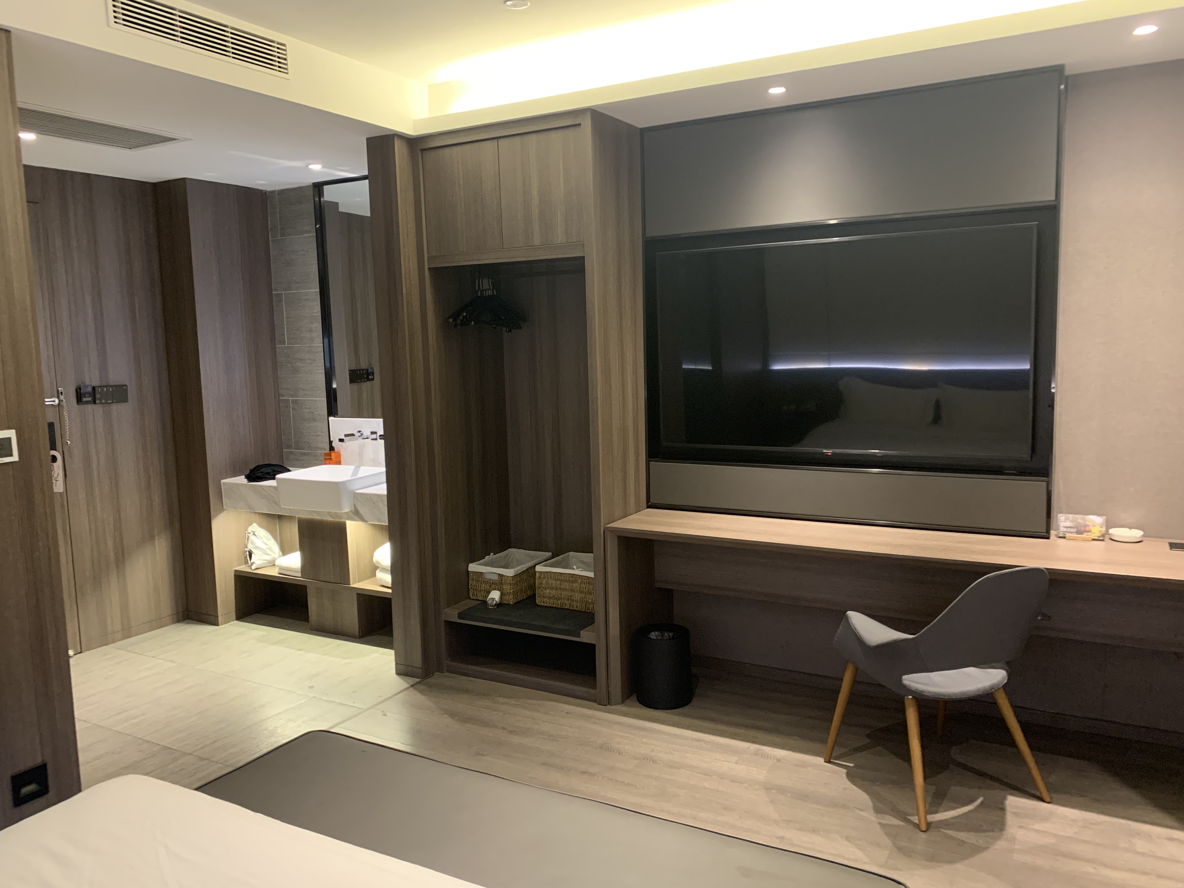 Customized Waterproof Wardrobe Closet for High End Bedroom Furniture in Modern Style
