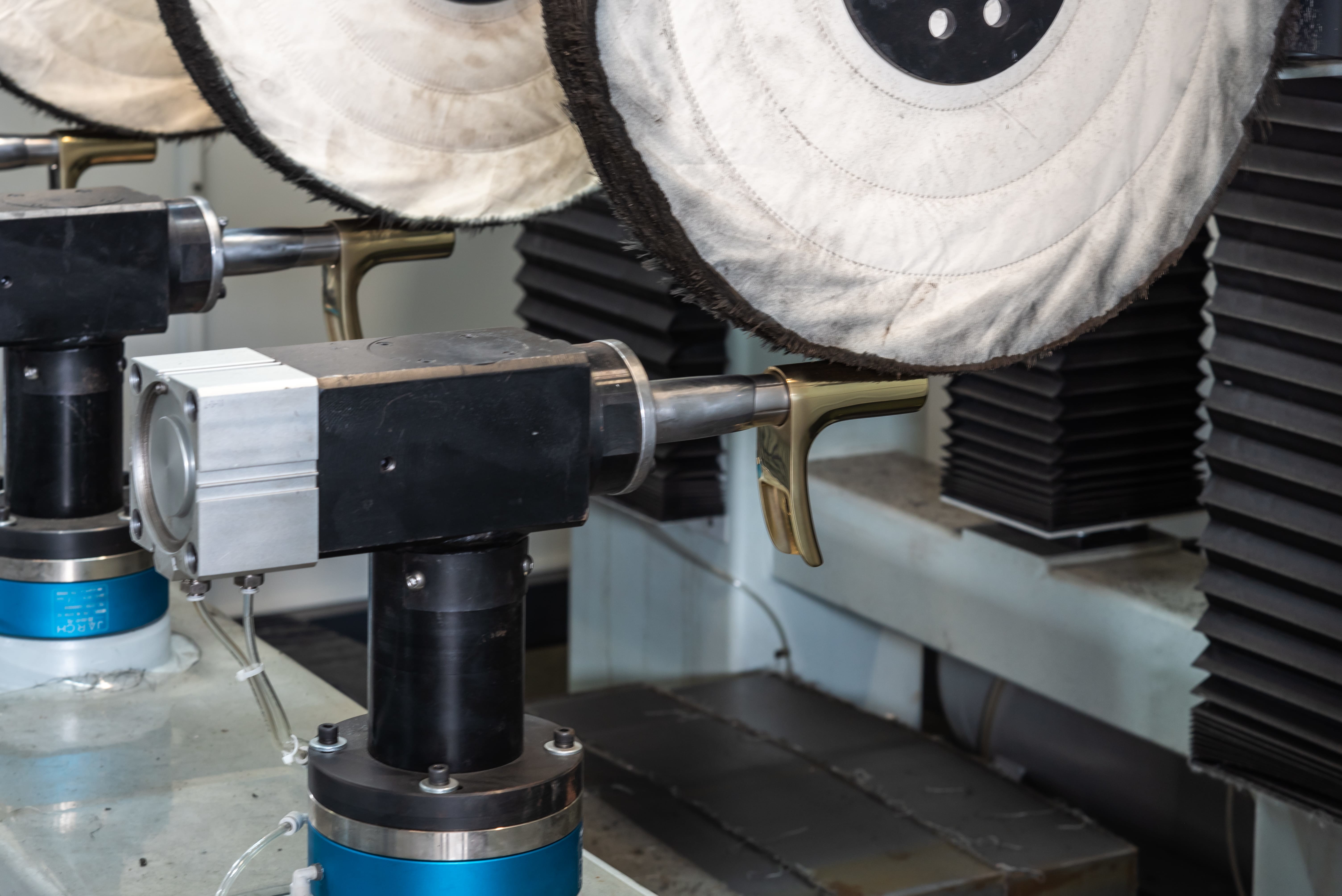 Two Stations Automatic Polishing Machine For Metal Faucets Surface