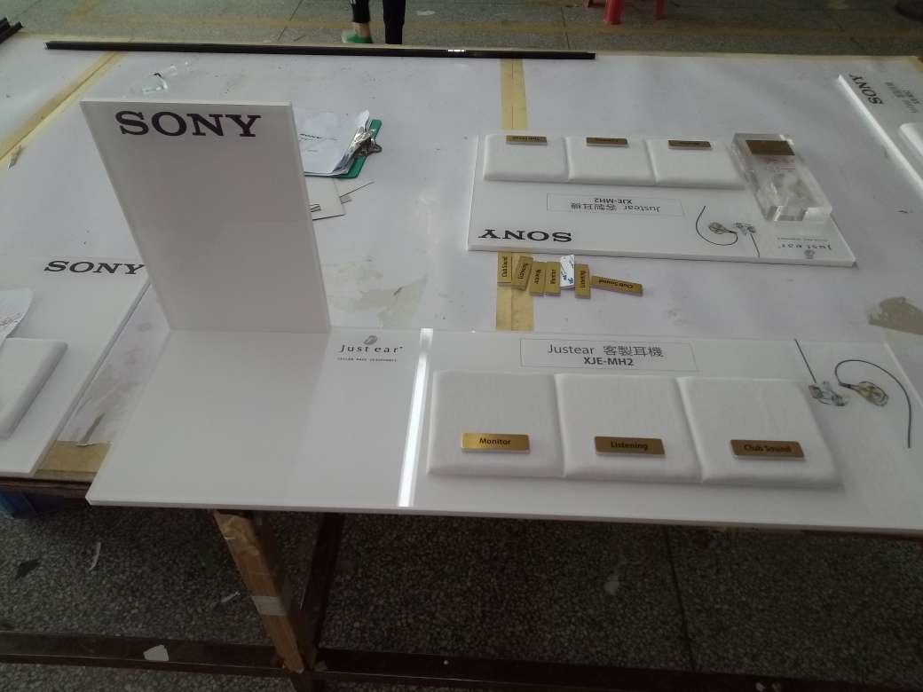 Stainless Steel / Acrylic Visual Merchandising Displays Golden for Retail Store
