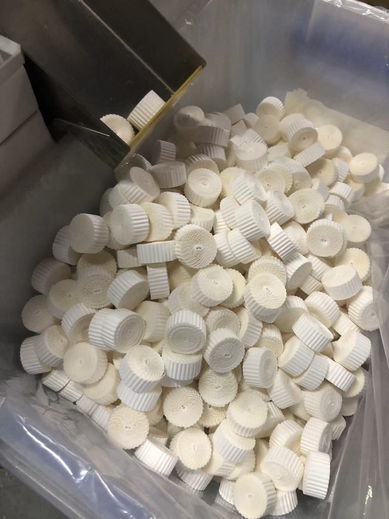 Circular Wooden Paddle HME Filter Paper For Customized Filtration Efficiency of 99.99%