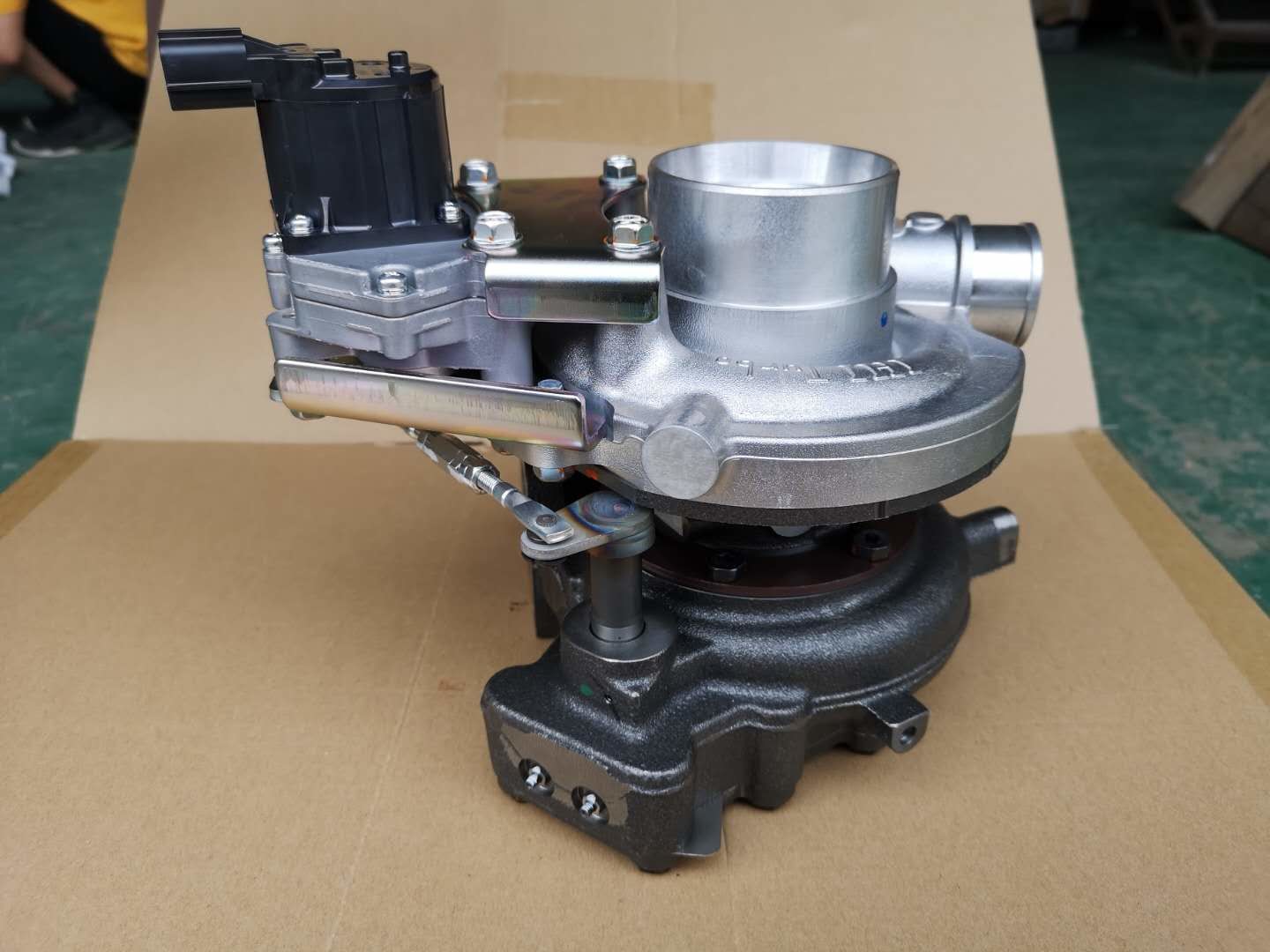 NPR NQR 4HK1 Turbocharger 8983520881 With Valve Sensor Isuzu Origin Turbo Increase Engine Power And Improve Fuel Economy