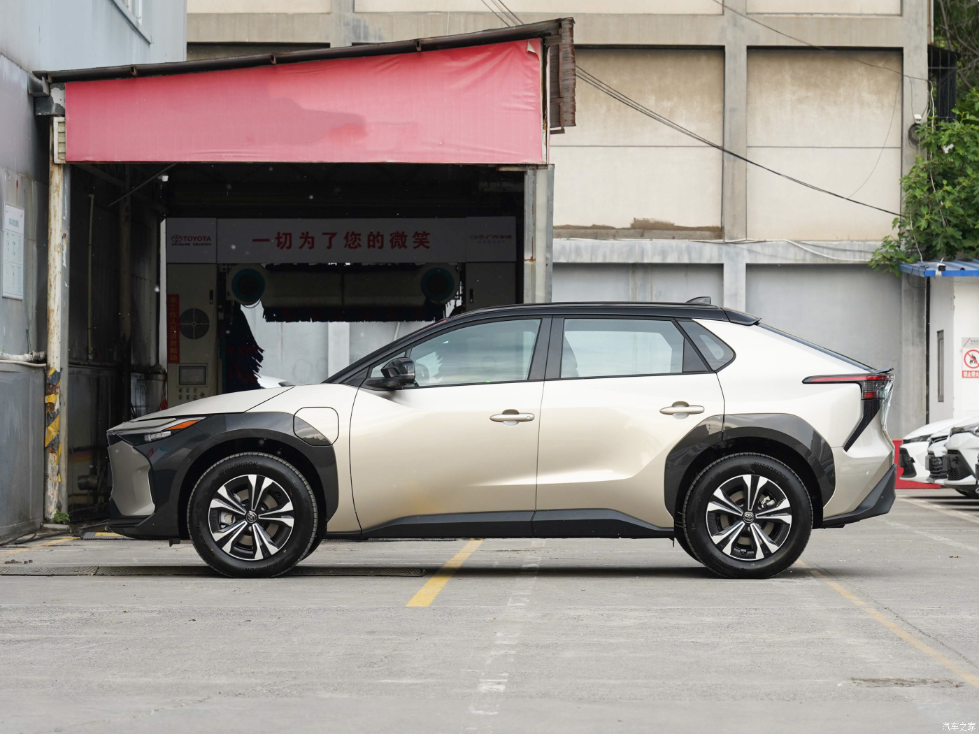 Gold Color Volvo Electric Car Long Range Pro Version FAW Toyota Bz4x