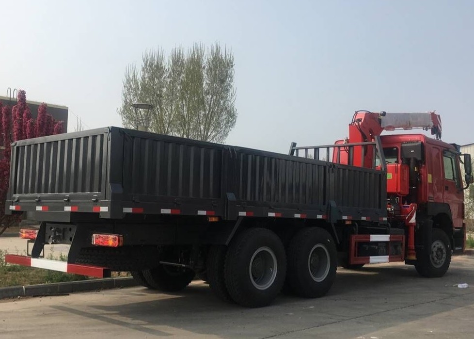 SINOTRUK HOWO Truck Mounted Crane / Truck Mounted Jib Crane For Construction