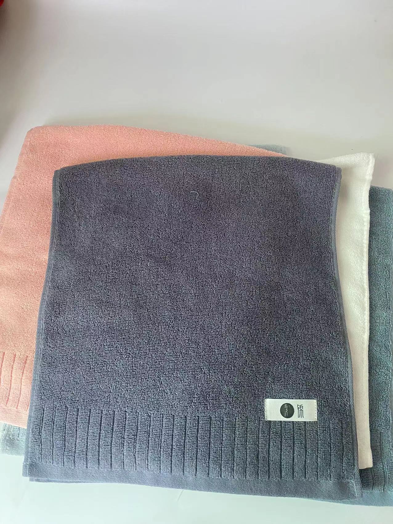 Soft and plush cotton bath towel with double-sided extreme strand plain striped design
