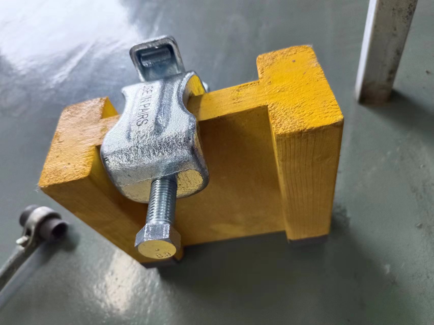 48mm Swivel Beam Clamp Scaffolding Coupler  Sheradizing Surface Swivel Girder Coupler Steel Half Double Clamp