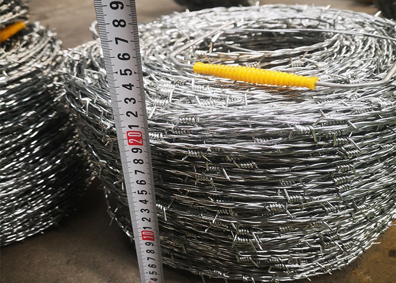 Anti Corrosion hot dipped galvanized 45cm 16.5 Ga Barbed Wire
