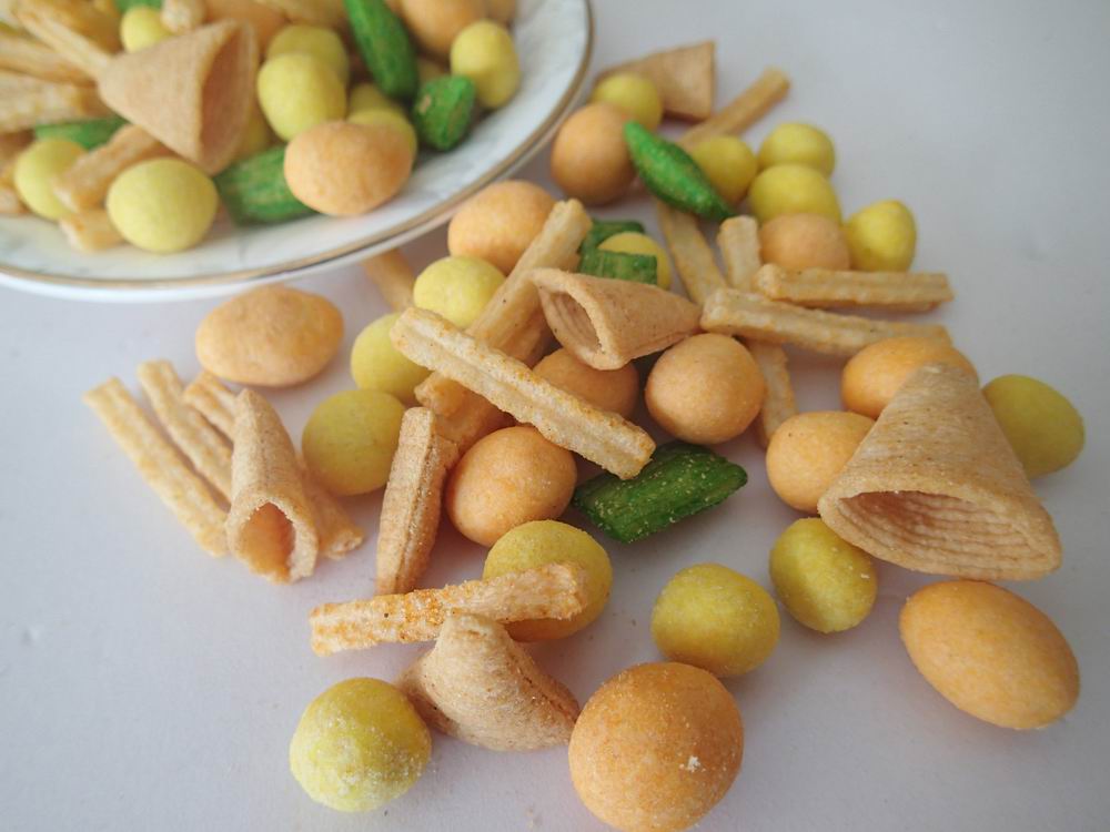 Good Tasty Best Price Chinese Rice Cracker Mix with Nuts Gluten Free Triangle crispy cracker snack