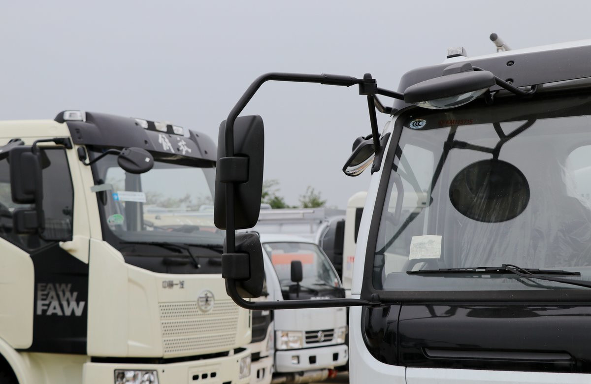 Small Oil Tanker 7.6 Cubic 4*2 Drive Mode Dongfeng New Truck Single Cab leaf spring