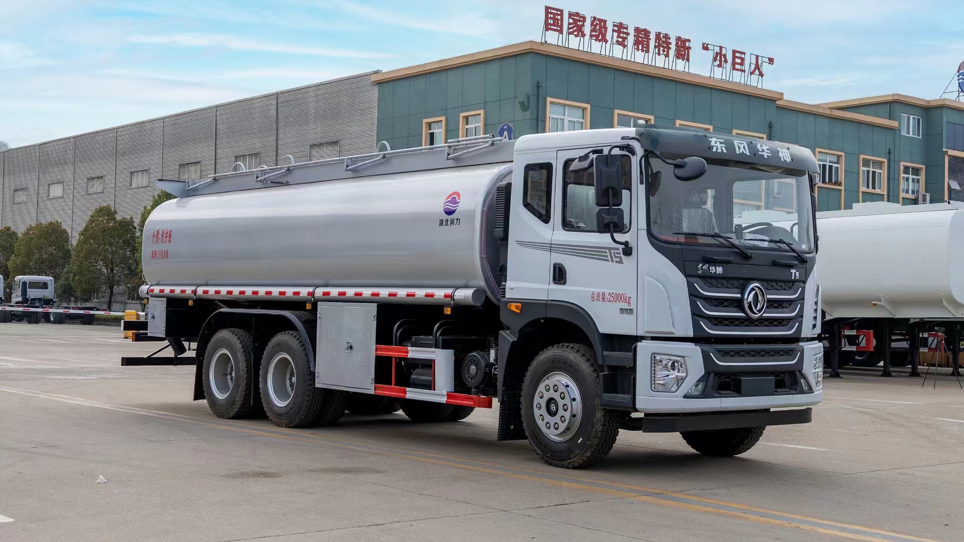 SHACMAN Mobile Refueling Truck/2000L Oil Tank Truck Supplied by Chinese Factory