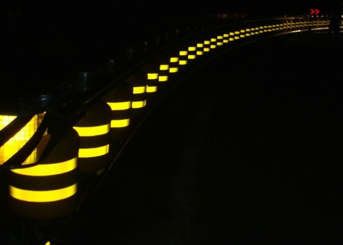 Anti Shock Highway Safety Roller Barrier Absorb Impact Force To Reduce Damage