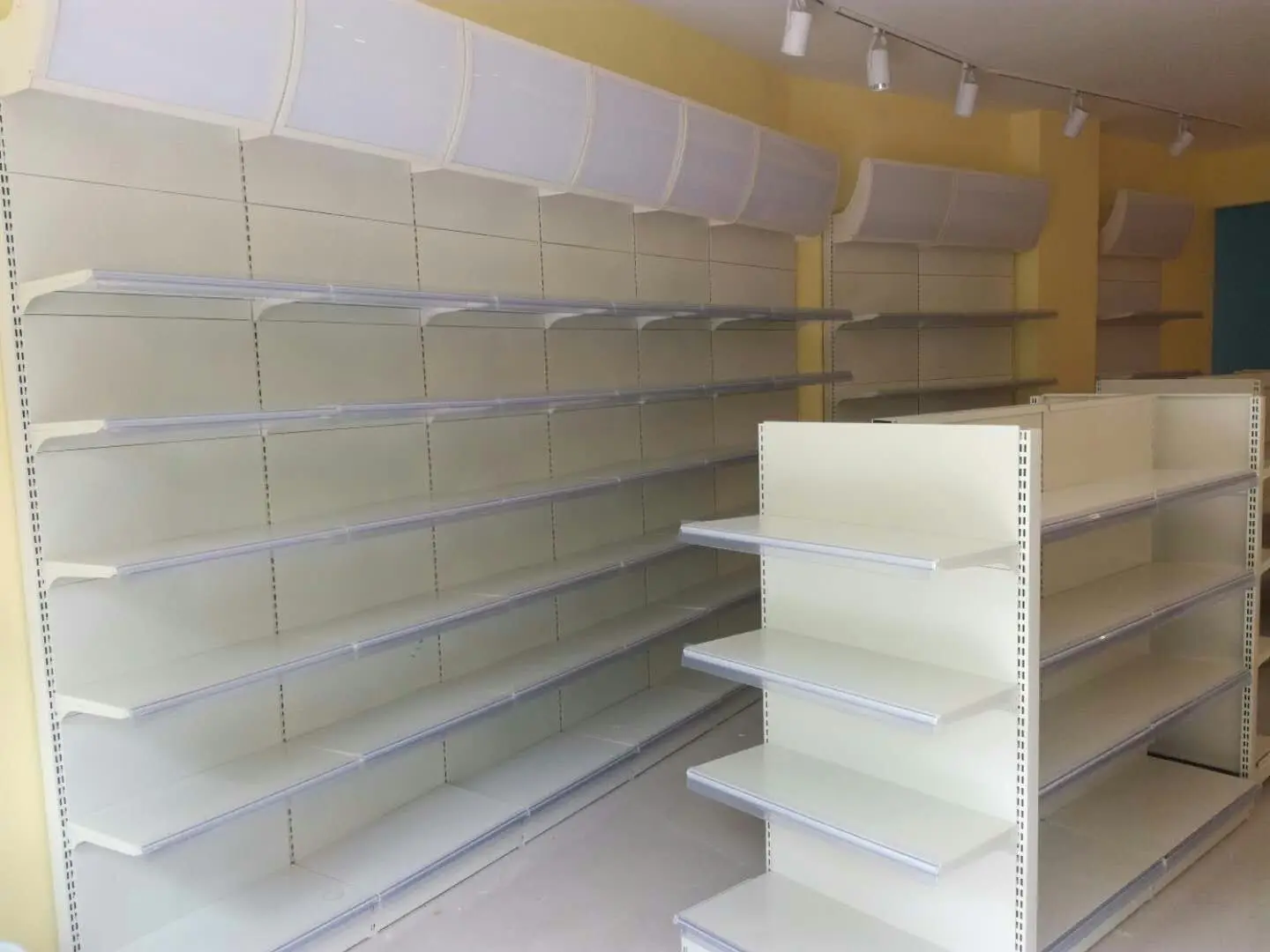 Factory customized color size metal mart display racks store shelf retail milk display rack