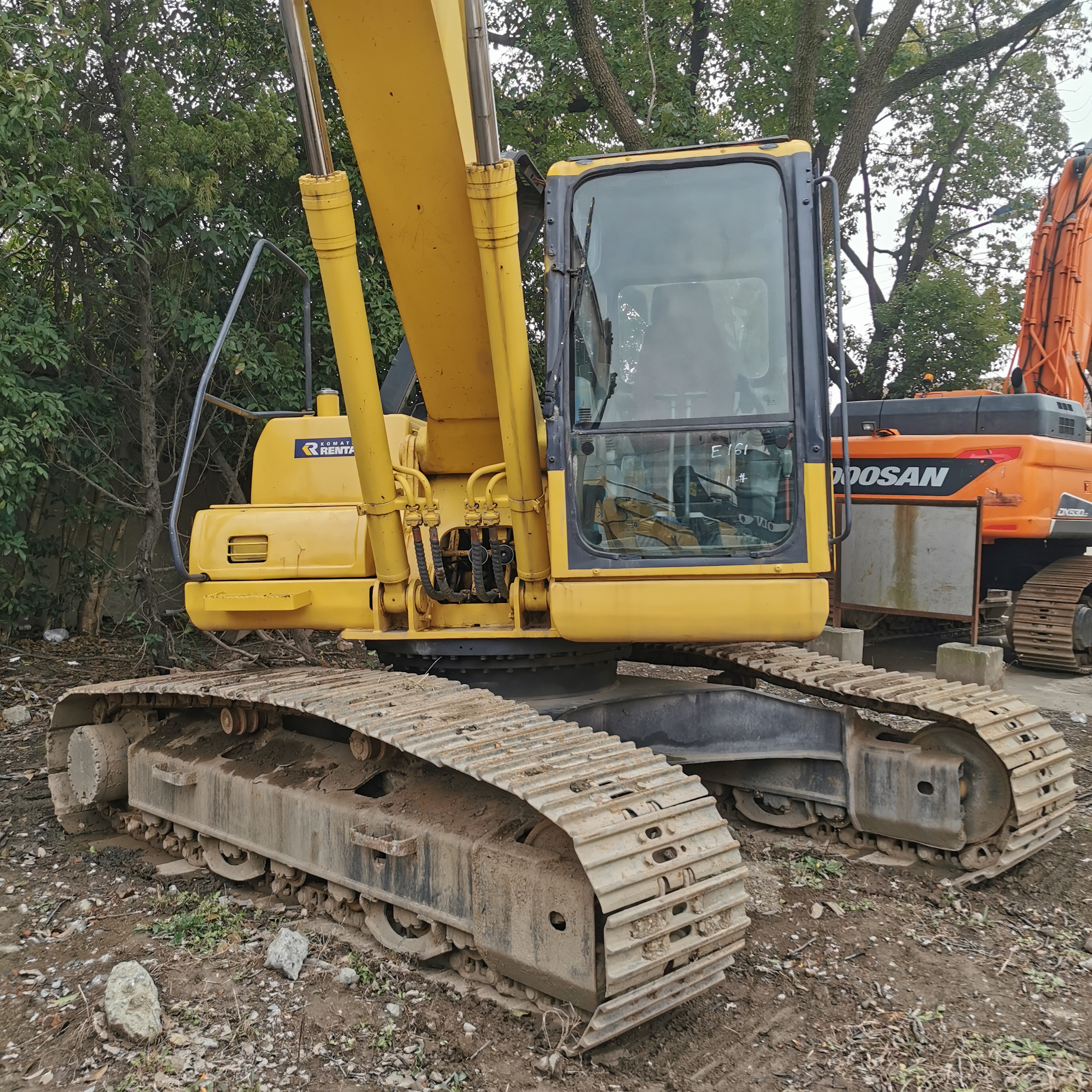 Shanghai Used Kumatsu PC200 PC220 PC240 Excavator with Original Hydraulic Pump 20 Ton