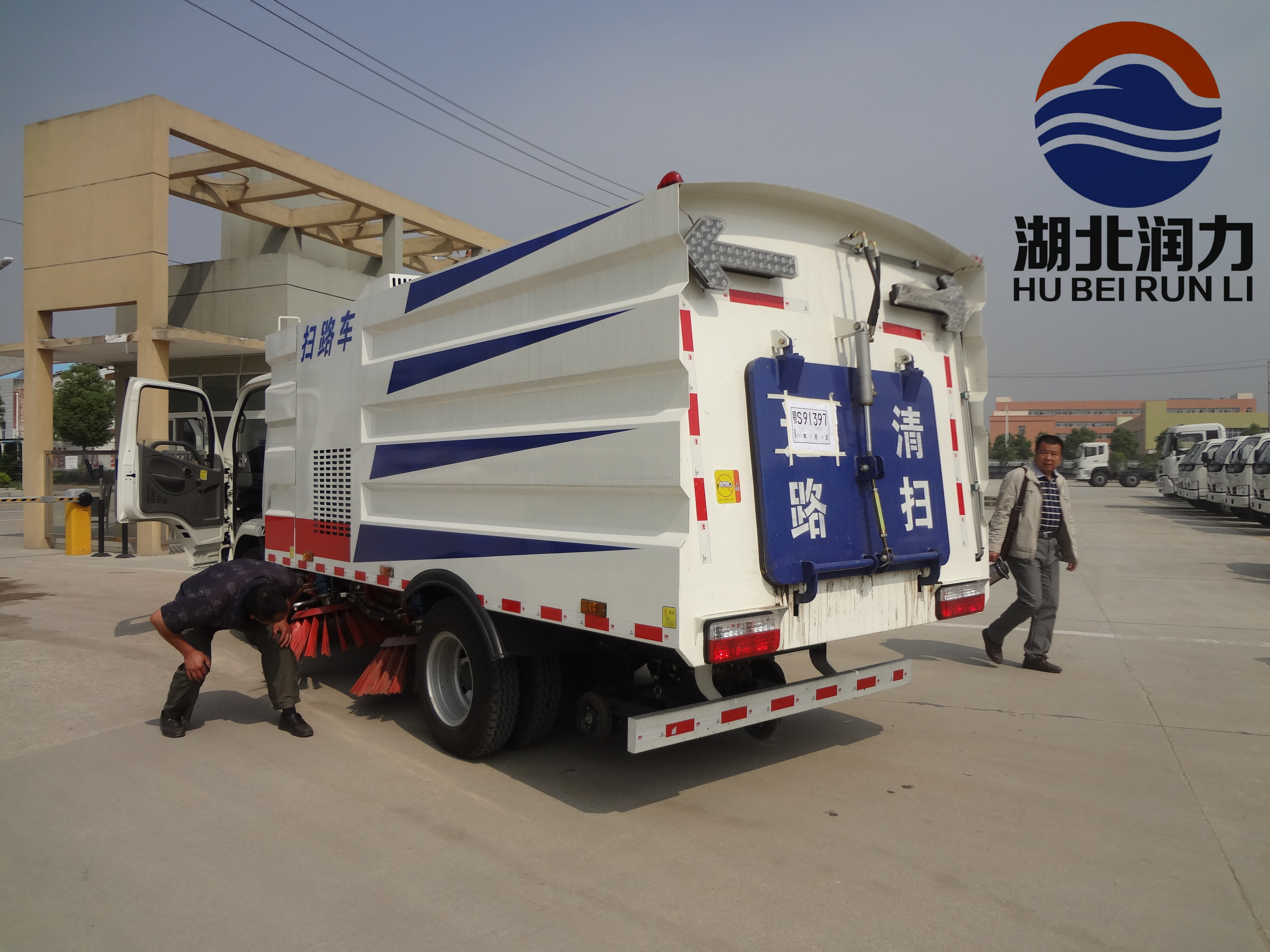 DFAC 4x2 RHD Euro III Road Sweeping Truck for Road Surface Cleaning
