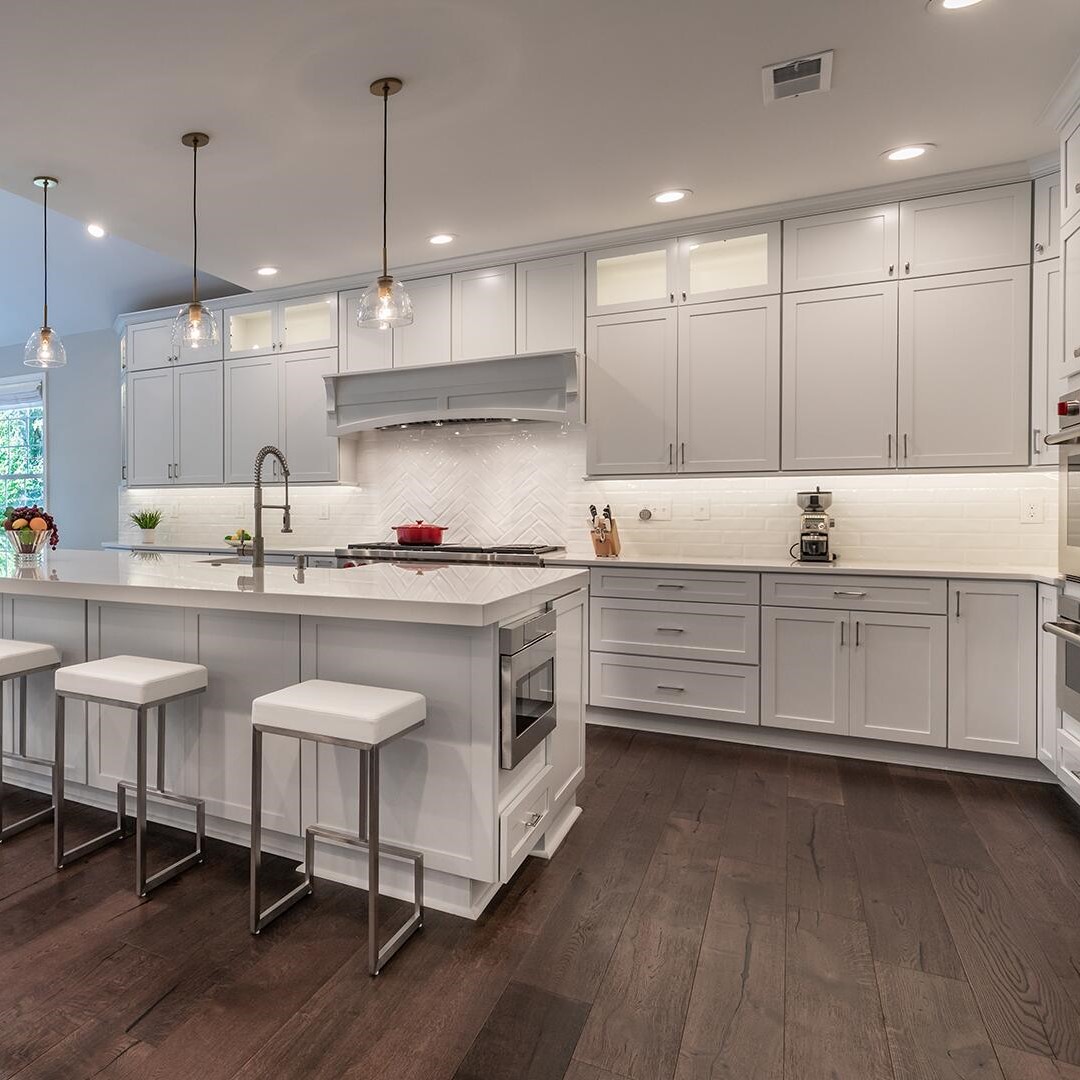 Modern Design Kitchen Cabinet Set with Quartz Stone Countertop and Eased Edge Style