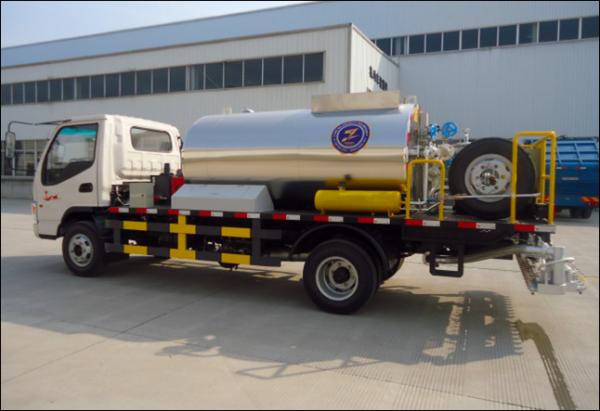 Bituminous Gravel Synchronous Sealer Truck , XTF120A , Asphalt Tank 6m3, Crushed