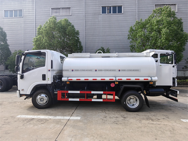 China Qingling Chassis 4x2 6 Wheels Oil Bowser Fuel Dispensing Trucks