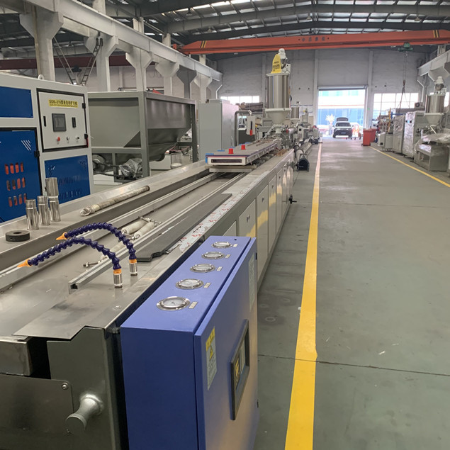 Twin Screw WPC Board Making Machine Energy Saving Horizontal Blade Feeding