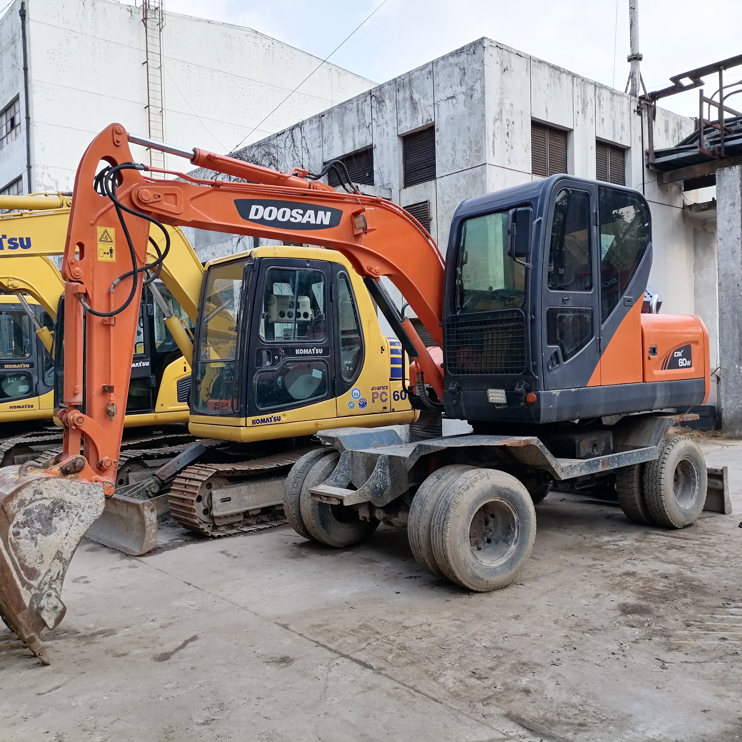 5 ton Korea imported 90% new Doosan DX 60W Used Wheel excavator with high quality and best performance for sale