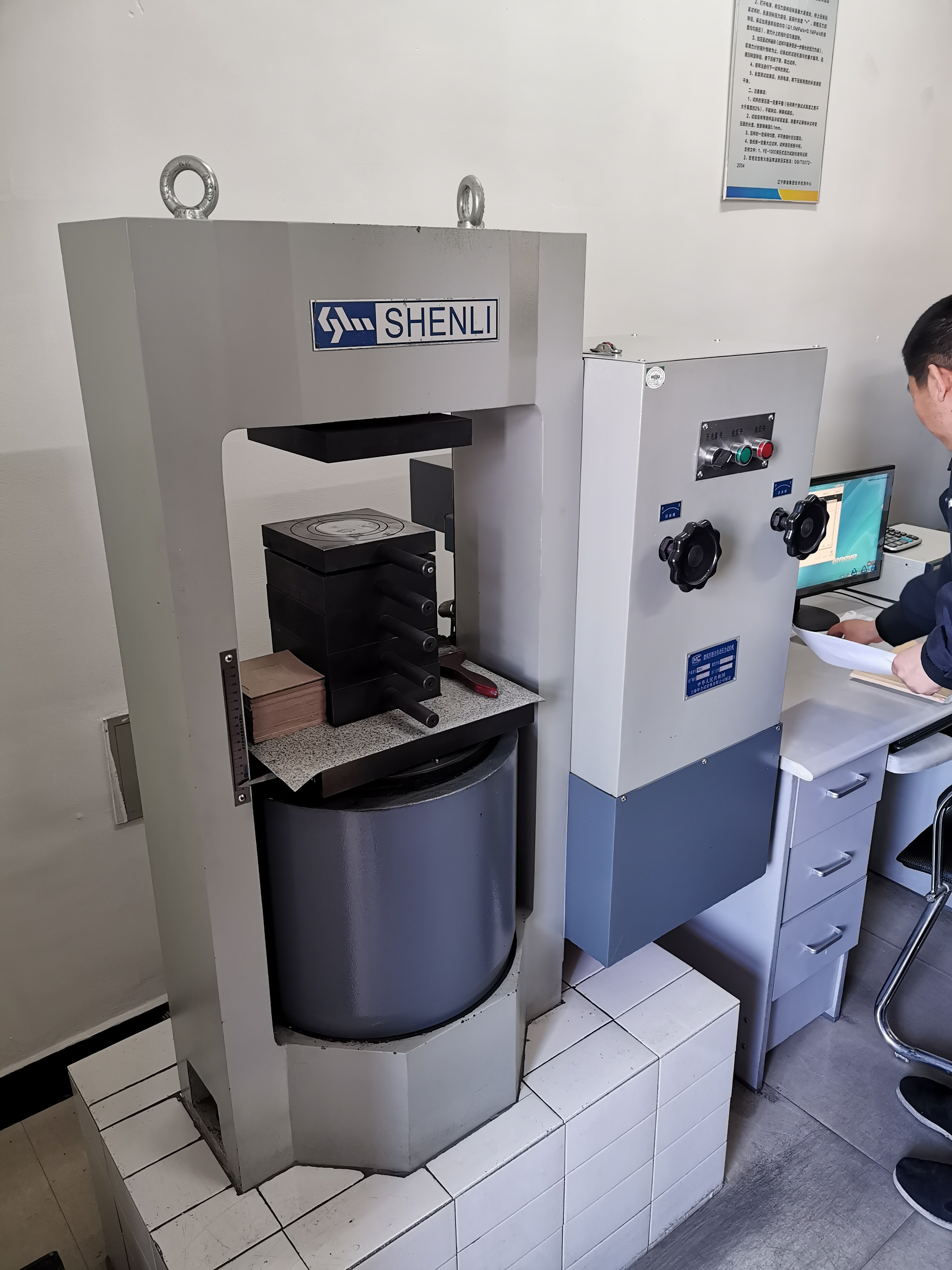 Cutting High Temperature Refractory Magnesia Carbon Brick for Ladle Refractoriness Degree 1770° Refractoriness 2000°