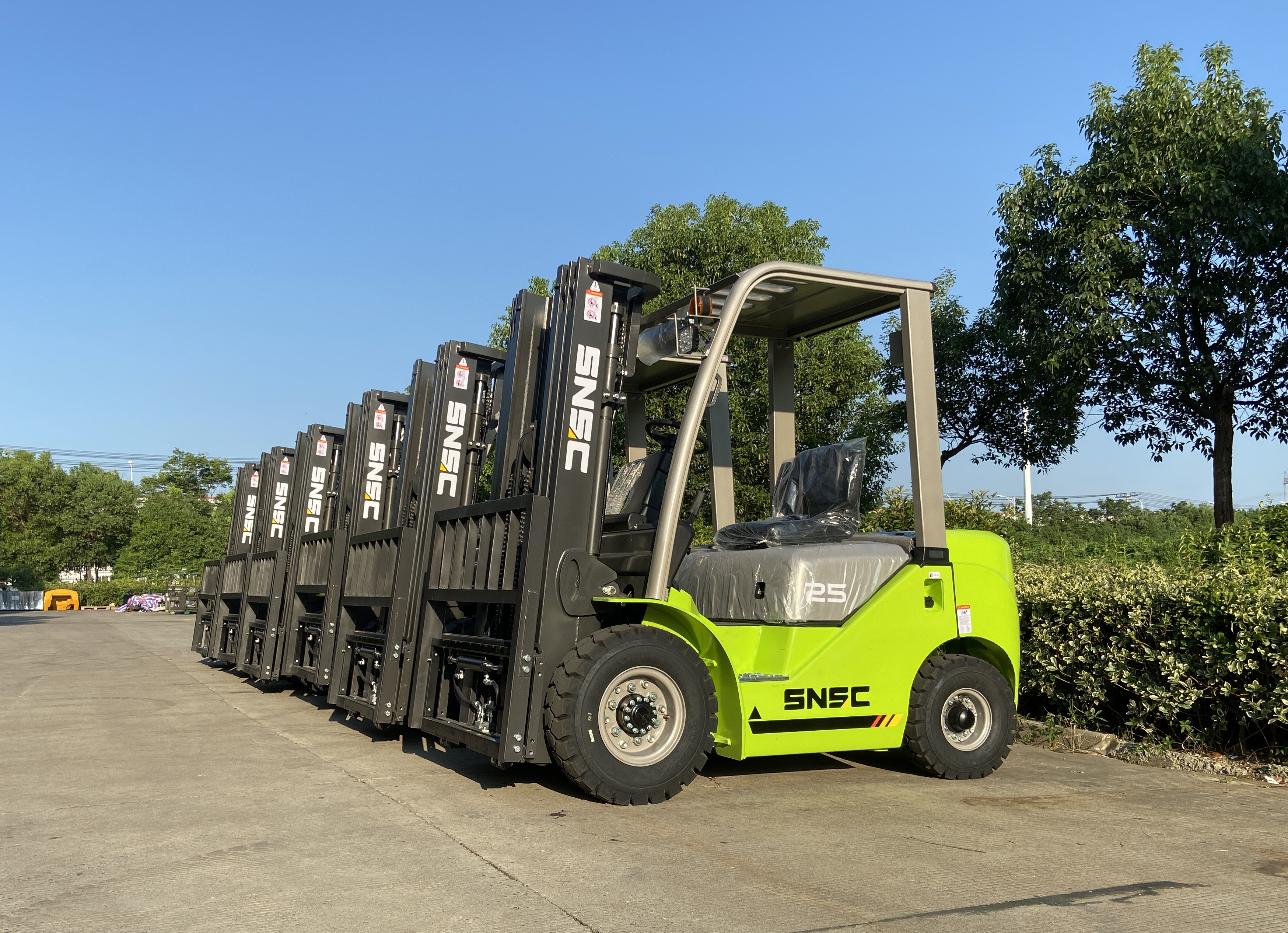Powerful Diesel Engine 4ton Rough Terrain Forklifts for Off Road Handling and Lifting