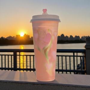China Wholesale Custom logo Smoothie PP Hard Plastic Cup with love Stopper Plastic Lid on sale