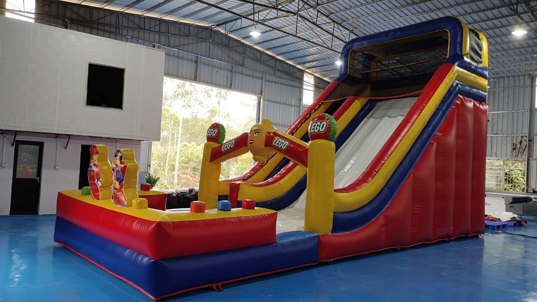 Fireproof 0.55mm PVC Tarpaulin Giant Inflatable Dry Slide Inflatable Castle LEGO Theme For Kids And Adults
