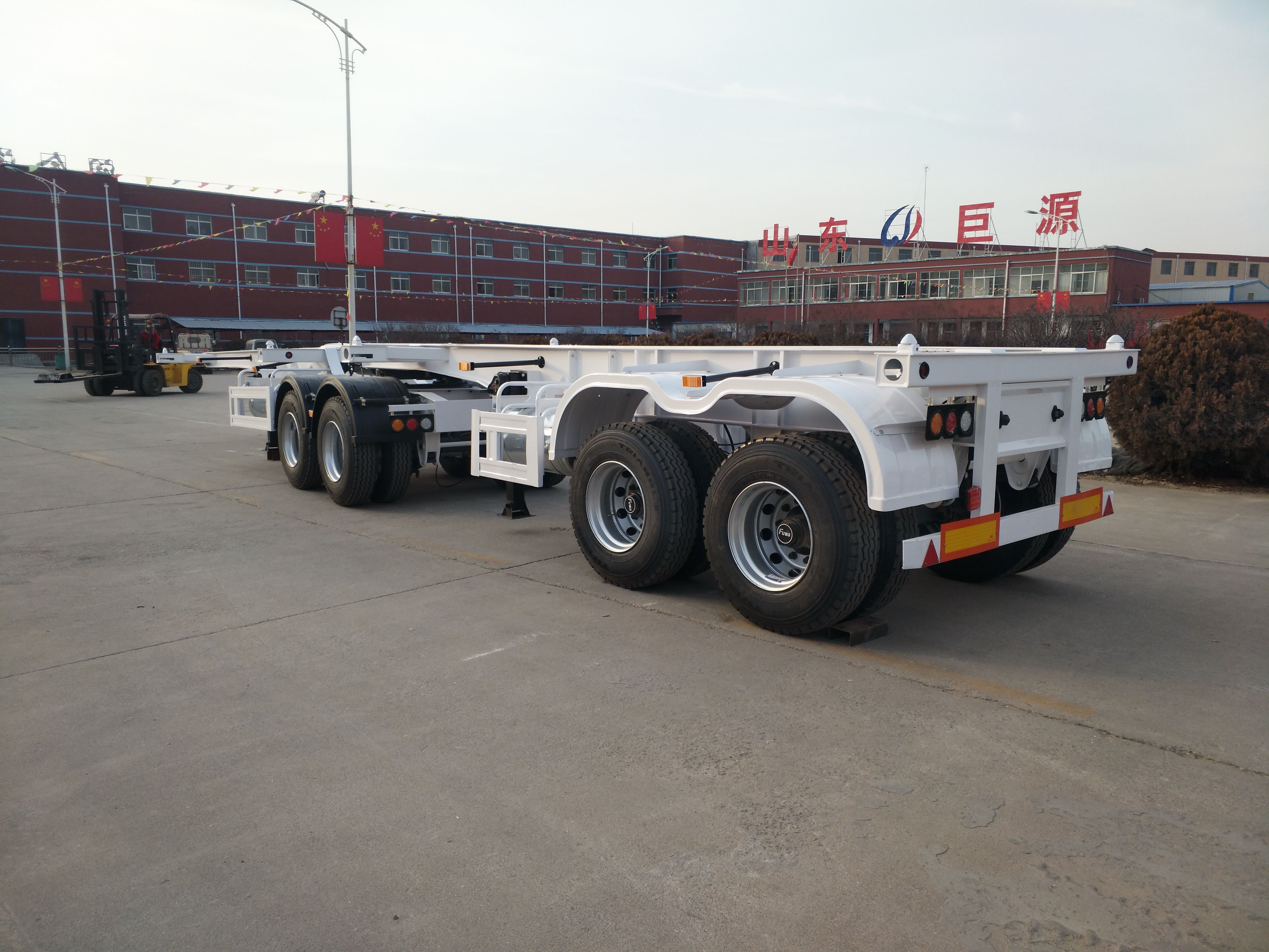 Light Tare Weight 2/3 Axles 20-40-45ft Air Suspension Container Chassis Semi-Trailer