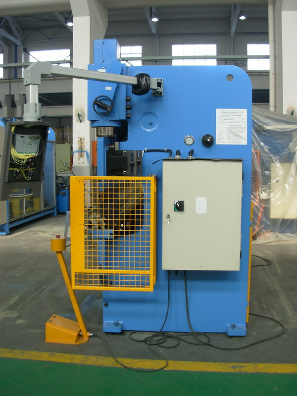 Press Brake Dies WC67K Hydraulic Sheet Metal Press Brake Bending 2 Axes Control