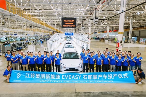 RHD 2024 JMEV Yi GSE Electric Cars With 430km Range 118kw Maximum Power