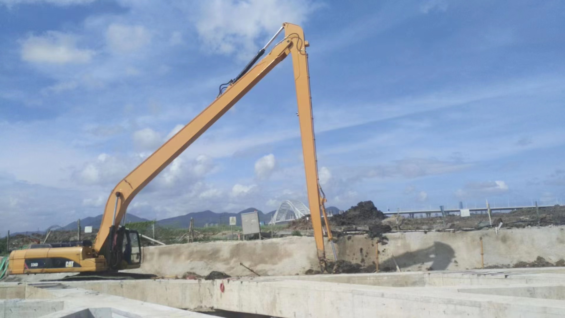 Excavator extension arm and port dredging designed for river dredging