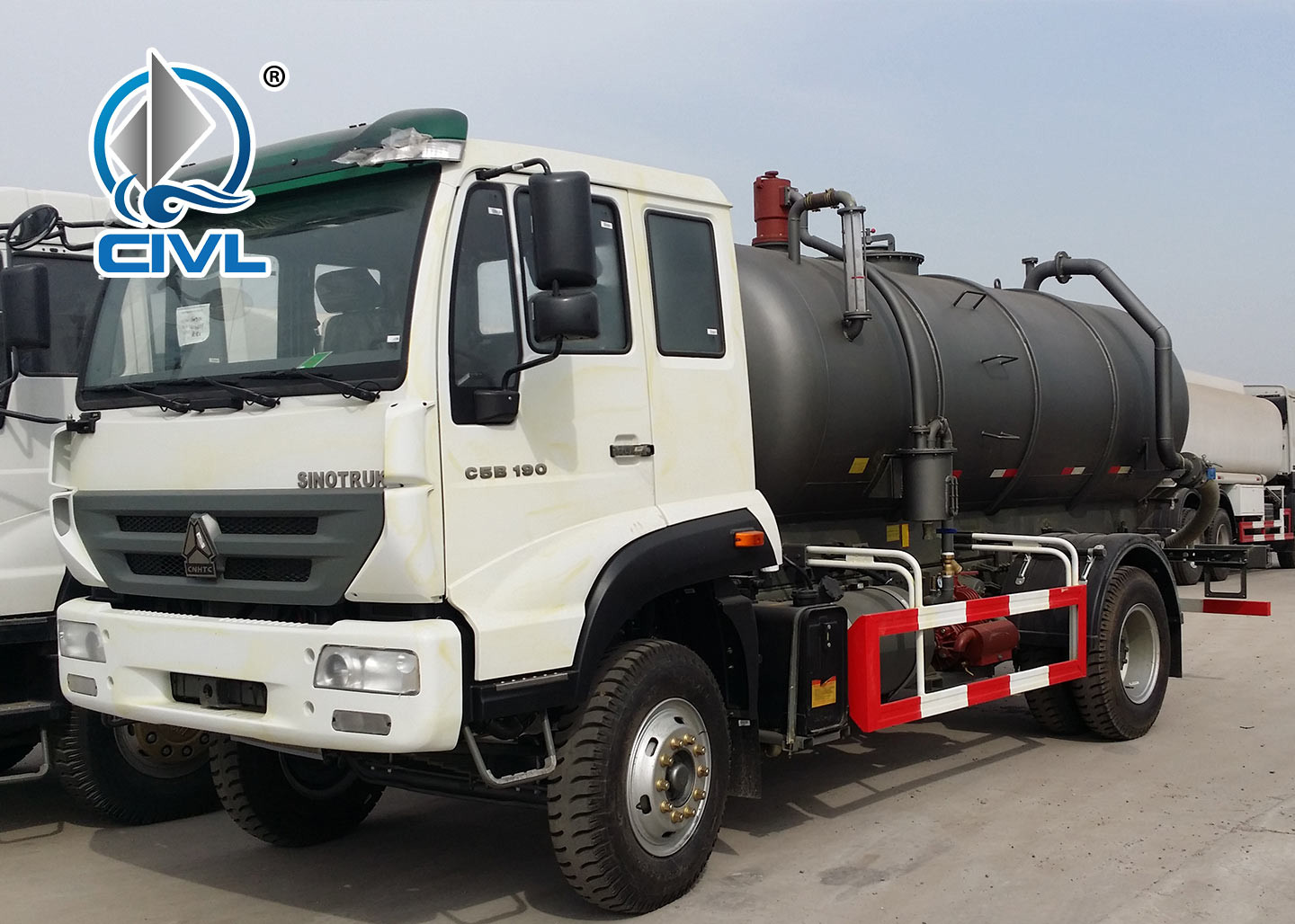 8 Ton Liquid Tanker Truck , 290hp Euro 3 SINOTRUK HOWO 4*4 Sewage Suction Tanker Truck